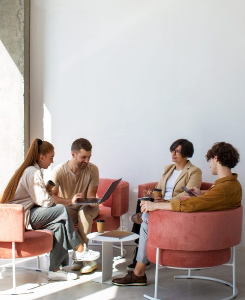 Σύγχρονος χώρος εργασίας που δείχνει απομακρυσμένο εργασιακό περιβάλλον